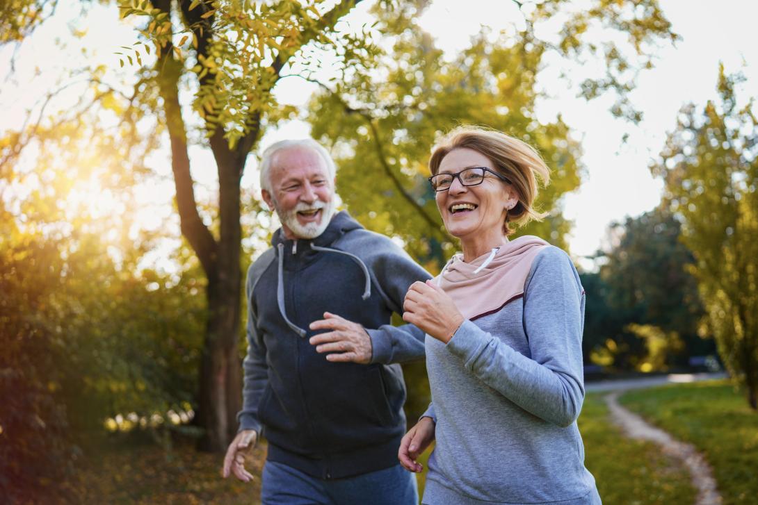 vrolijk-actief-seniorenpaar-aan-het-joggen-in-het-park