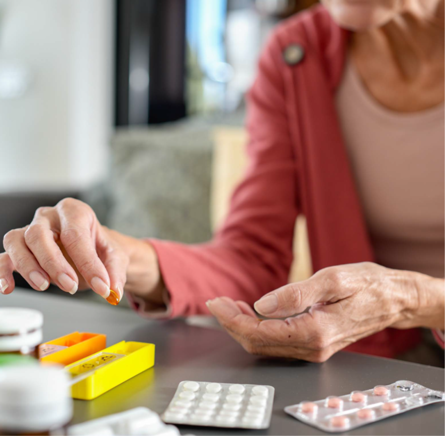 oudere dame schikt alle pillen in medicatiedoosje