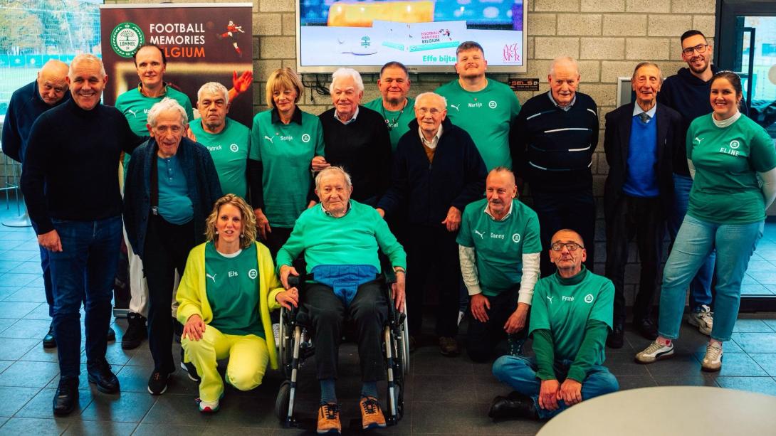 groepsfoto supporters SK Lommel met oud-trainer Harm van Velthoven