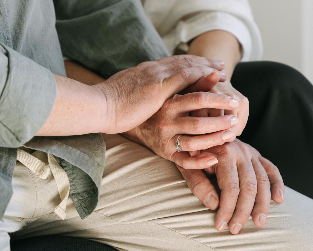 man en vrouw hebben hun beiden handen op elkaar liggen