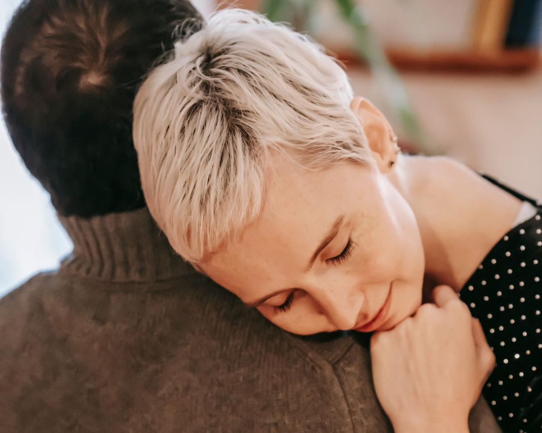 Vrouw rust met hoofd - warm en ogen dicht - op schouder vriend